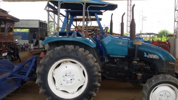 ขายครับรถไถยูเอ็มไทชัน 404 แรง สองเพลา ราคา155000บาท  รถสวยมากเดิมๆ ยังไม่ได้ล้างมีอุปกรณ์โลตาลี่หนึ่งอันอยู่ วังบัว อ คลองขลุง จ กำแพงเพชรสนใจโทร 0813655997 อำพรพาเจริญราคาคุยกันได้อีกนะครัย