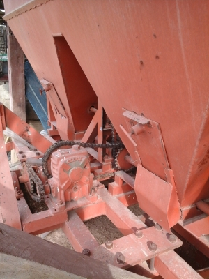 เครืองฝังปุ่ยมูลสัตว์ เครืองฝังปุ่ยมูลสัตว์