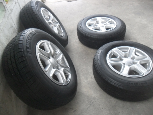 ล้อแม็ก 17นิ้ว 6รูฟอด พร้อมยาง สวยๆ 4 ล้อ ราคา 7900 บาท