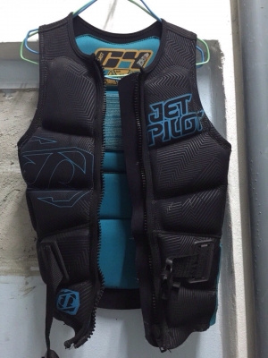 ขายเสื้อ ยี่ห้อ jetpilot ไชค์ XL กับ MM ราคา 5500