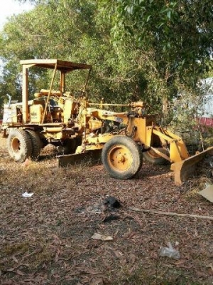 Komatsu GD22A รถเกรดสภาพพอใช้ เครื่องดี รถทำงานได้ปกติ เอกสารเล่มทะเบียน