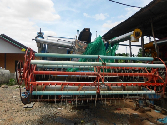 ขายรถเกี่ยวข้าว ก.เจริญการช่าง อุ้ม 2.5 หน้าเกี่ยว2.8 ตัวเดิน10เพลาใหญ