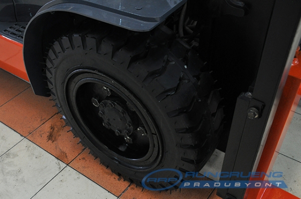 ขายรถโฟล์คลิฟท์มือสอง TOYOTA รุ่น 8FG30 ราคา 415,000 บาท นำเข้าจากประเทศญี่ปุ่น 100\% ไม่เคยใช้งานในไทย