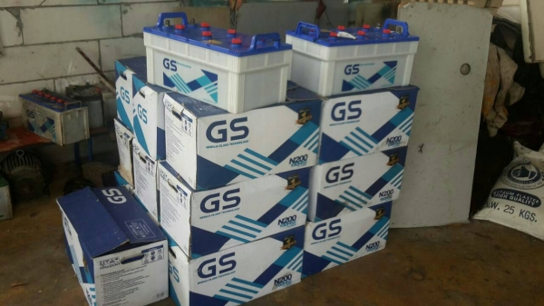 ขายแบตเตอรี่ 200 แอม เป็นแบตสำรองห้างครับเอาไปใส่รถใหญ่ได้เลย ขายลูกล่ะ 2500 บาท