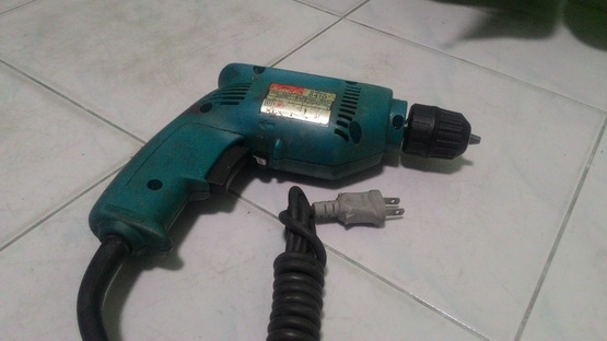 เครื่องสว่านไฟฟ้า 3 หุน ยี่ห้อ MAKITA 6410 ของแท้ เดิมๆ สภาพพร้อมใช้งานครับ