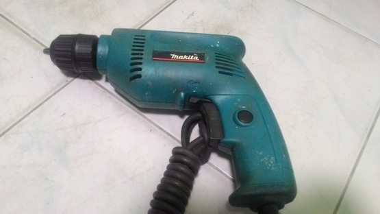 เครื่องสว่านไฟฟ้า 3 หุน ยี่ห้อ MAKITA 6410 ของแท้ เดิมๆ สภาพพร้อมใช้งานครับ