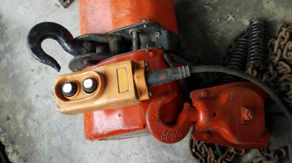 Sale>>รอกโซ่ไฟฟ้า Hitachi made in Japan 0.5 ตัน ไฟบ้าน 220v. ดึงนุ่ม พร้อมใช้