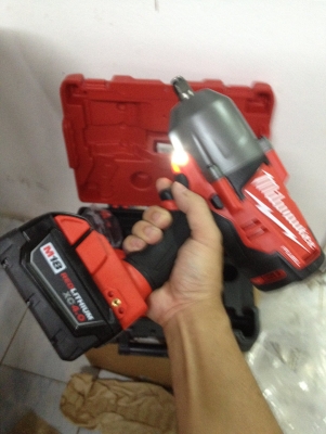 ประแจบล็อก1/2นิ้วไร้สาย Milwaukee 2763-22 พร้อมแบ็ต 4.0แอมป์ 2ก้อนแท่นชาร์จและเคสพลาสติค