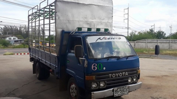 ขายรถบรรทุก6ล้อ TOYOTA DYNA115 ยาว4.30เมตร แชชซีสวย เครื่องดี เอกสารเล่มทะเบียนพร้อมโอน พรบ ครบ พร้อมคอกบรรทุกเสริมข้าง สภาพสวย