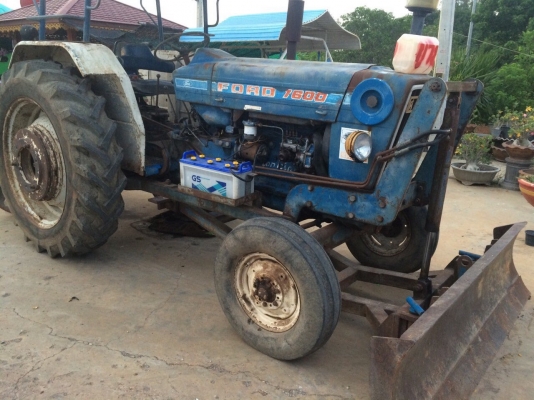 ขายด่วนรถไถฟอร์ดพร้อมใบดันผาน7 สภาพเดิมๆ สนใจติดต่อ098-4590703