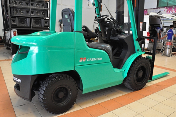 ขายรถโฟล์คลิฟท์มือสอง MITSUBISHI รุ่น FD30T GRENDIA  ราคา 465,000 บาท นำเข้าจากประเทศญี่ปุ่น 100\% ไม่เคยใช้งานในประเทศไทย