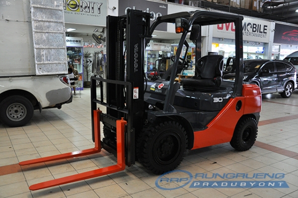 ขายรถโฟล์คลิฟท์มือสอง TOYOTA รุ่น 8FG30 ราคา 415,000 บาท นำเข้าจากประเทศญี่ปุ่น 100\% ไม่เคยใช้งานในไทย