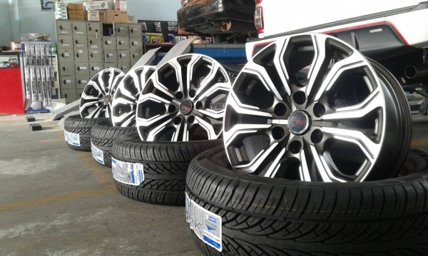 ขายล้อใหม่ ตัวท๊อป TRD ขอบ18" 6รู139.7 สีFP/GMB ชุดละ 25000