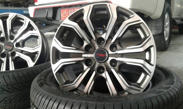 ขายล้อใหม่ ตัวท๊อป TRD ขอบ18" 6รู139.7 สีFP/GMB ชุดละ 25000