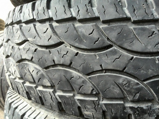 ขายยาง THUNDERER RANGER A/T 235-75-15 ปี10 ดอกเป็นก้อน เนื้อนิ่ม ไม่กินข้าง ชุดละ 3,800 บาท