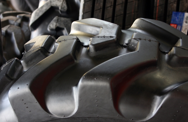 ยาง 10.5/80-18,12.5/80-18 JCB ตักหน้าขุดหลัง