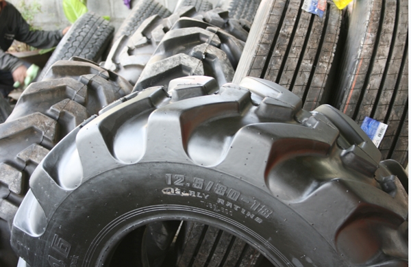 ยาง 10.5/80-18,12.5/80-18 JCB ตักหน้าขุดหลัง