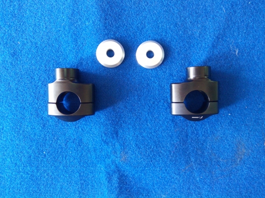 ตุ๊กตาเเฮนด์ สำหรับ DUCATI 795 ราคาคู่ละ 3,500 บาท ตุ๊กตาเเฮนด์ สำหรับ DUCATI 795 ราคาคู่ละ 3,500 บาท