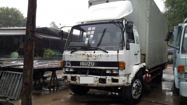 ขาย รถบรรทุก 6 ล้อ ISUZU 175 แรง