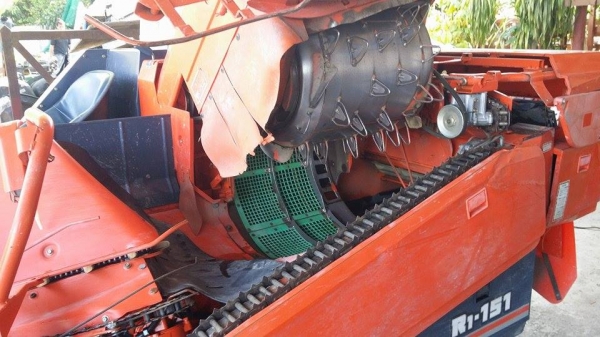 รถเกี่ยวข้าวพร้อมนวดข้าวในตัว แบบนั่งขับ เก่าญี่ปุ่น KUBOTA รุ่น   R1-151 (1) สภาพสวย