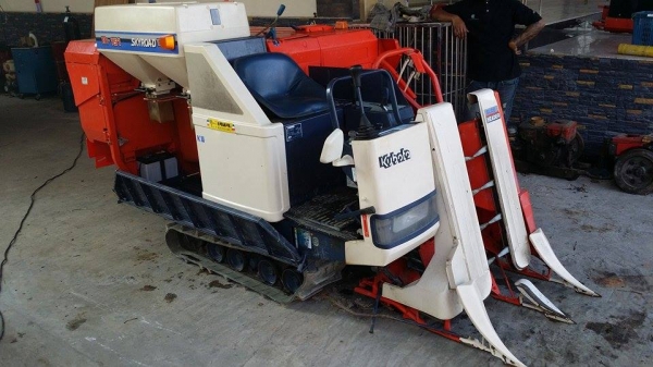 รถเกี่ยวข้าวพร้อมนวดข้าวในตัว แบบนั่งขับ เก่าญี่ปุ่น KUBOTA รุ่น   R1-151 (1) สภาพสวย