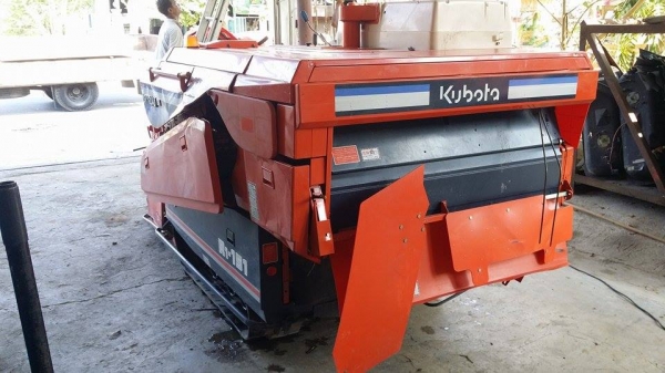 รถเกี่ยวข้าวพร้อมนวดข้าวในตัว แบบนั่งขับ เก่าญี่ปุ่น KUBOTA รุ่น   R1-151 (1) สภาพสวย