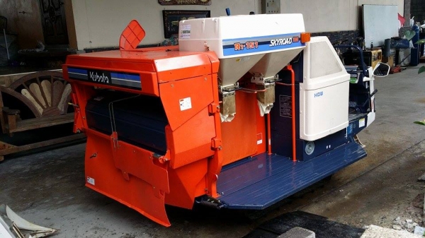 รถเกี่ยวข้าวพร้อมนวดข้าวในตัว แบบนั่งขับ เก่าญี่ปุ่น KUBOTA รุ่น   R1-151 (2) สภาพสวย