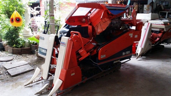 รถเกี่ยวข้าวพร้อมนวดข้าวในตัว แบบนั่งขับ เก่าญี่ปุ่น KUBOTA รุ่น   R1-151 (2) สภาพสวย