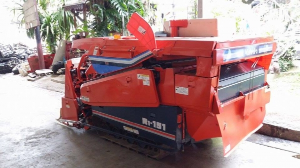 รถเกี่ยวข้าวพร้อมนวดข้าวในตัว แบบนั่งขับ เก่าญี่ปุ่น KUBOTA รุ่น   R1-151 (2) สภาพสวย