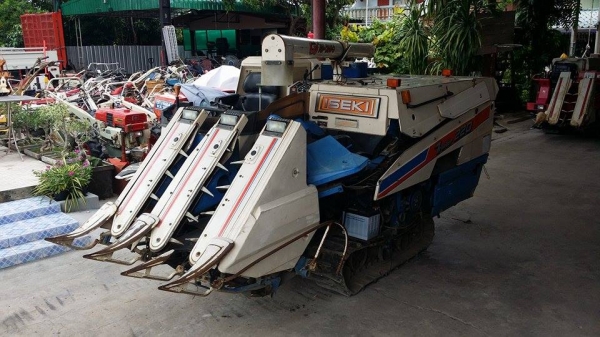 รถเกี่ยวข้าวพร้อมนวดข้าวในตัว แบบนั่งขับ เก่าญี่ปุ่น  ISEKI  Frontier 220 สภาพสวย