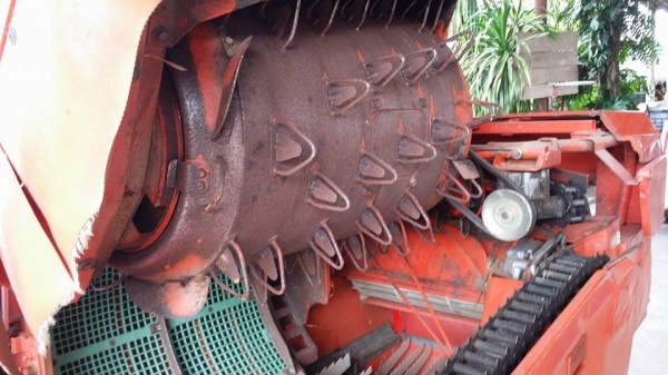 รถเกี่ยวข้าวพร้อมนวดข้าวในตัว แบบนั่งขับ เก่าญี่ปุ่น KUBOTA  R1-191 (2) สภาพสวย มีท่อส่งข้าว