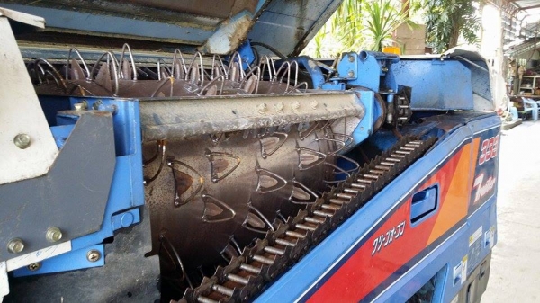 รถเกี่ยวข้าวพร้อมนวดข้าวในตัว แบบนั่งขับ เก่าญี่ปุ่น  ISEKI  Frontier 333 สภาพสวย มีท่อส่งข้าว