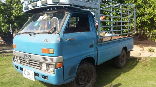 รถสี่ล้อกลาง isuzu เครื่อง 85 แรง เครื่องดีคันชีสวย เอกสารพร้อมโอน