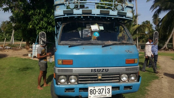 รถสี่ล้อกลาง isuzu เครื่อง 85 แรง เครื่องดีคันชีสวย เอกสารพร้อมโอน