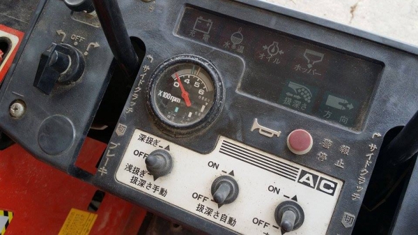 รถเกี่ยวข้าวพร้อมนวดข้าวในตัว แบบนั่งขับ เก่าญี่ปุ่น MITSUBISHI ML11  สภาพสวย เครื่องยนต์ติดง่ายพร้อมใช้