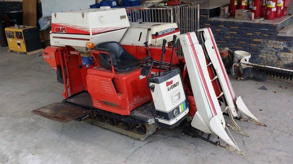 รถเกี่ยวข้าวพร้อมนวดข้าวในตัว แบบนั่งขับ เก่าญี่ปุ่น MITSUBISHI ML11  สภาพสวย เครื่องยนต์ติดง่ายพร้อมใช้