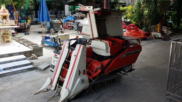 รถเกี่ยวข้าวพร้อมนวดข้าวในตัว แบบนั่งขับ เก่าญี่ปุ่น MITSUBISHI ML11  สภาพสวย เครื่องยนต์ติดง่ายพร้อมใช้