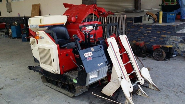 รถเกี่ยวข้าวพร้อมนวดข้าวในตัว แบบนั่งขับ เก่าญี่ปุ่น YANMAR CA11 สภาพสวย เครื่องยนต์ติดง่ายพร้อมใช้งาน