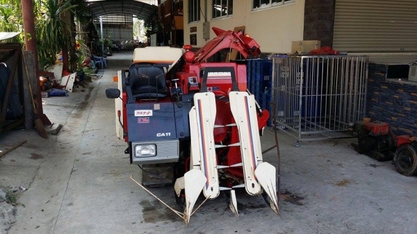 รถเกี่ยวข้าวพร้อมนวดข้าวในตัว แบบนั่งขับ เก่าญี่ปุ่น YANMAR CA11 สภาพสวย เครื่องยนต์ติดง่ายพร้อมใช้งาน