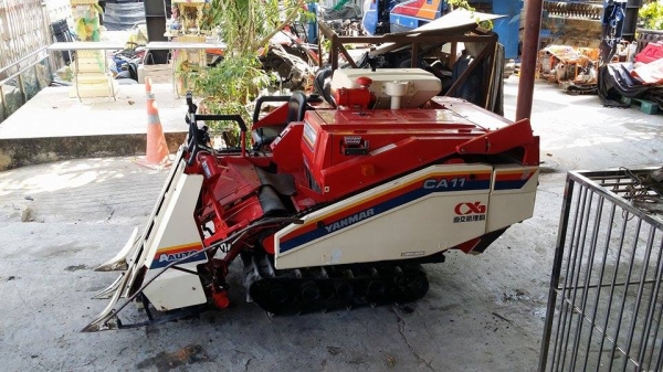 รถเกี่ยวข้าวพร้อมนวดข้าวในตัว แบบนั่งขับ เก่าญี่ปุ่น YANMAR CA11 สภาพสวย เครื่องยนต์ติดง่ายพร้อมใช้งาน