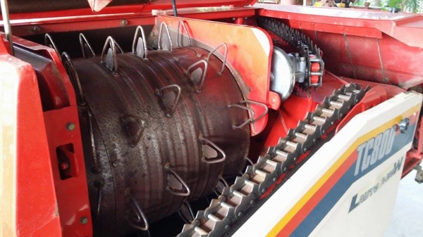 รถเกี่ยวข้าวพร้อมนวดข้าวในตัว แบบนั่งขับ เก่าญี่ปุ่น  YANMAR รุ่น TC800 ขนาด 8 แรง  มีตัวสับฟาง สภาพสวย ชั่วโมงการทำงานน้อย