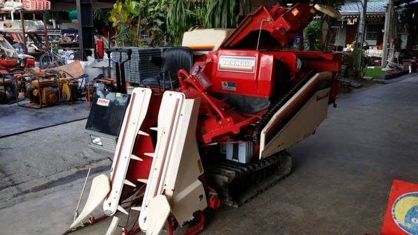 รถเกี่ยวข้าวพร้อมนวดข้าวในตัว แบบนั่งขับ เก่าญี่ปุ่น  YANMAR รุ่น TC800 ขนาด 8 แรง  มีตัวสับฟาง สภาพสวย ชั่วโมงการทำงานน้อย