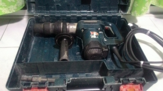 เครื่องสกัดคอนกรีตไฟฟ้า ยี่ห้อ BOSCH รุ่น GSH 388 X  สภาพพร้อมใช้งาน มีกล่องเก็บเรียบร้อยครับ