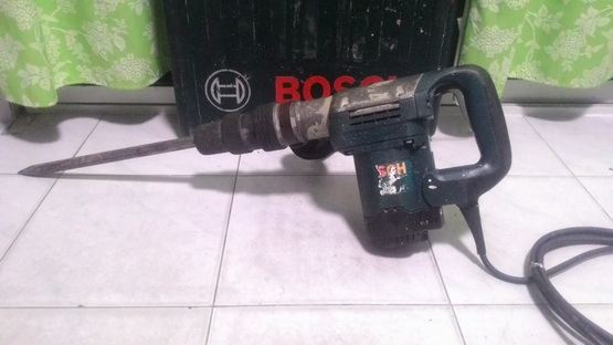 เครื่องสกัดคอนกรีตไฟฟ้า ยี่ห้อ BOSCH รุ่น GSH 388 X  สภาพพร้อมใช้งาน มีกล่องเก็บเรียบร้อยครับ