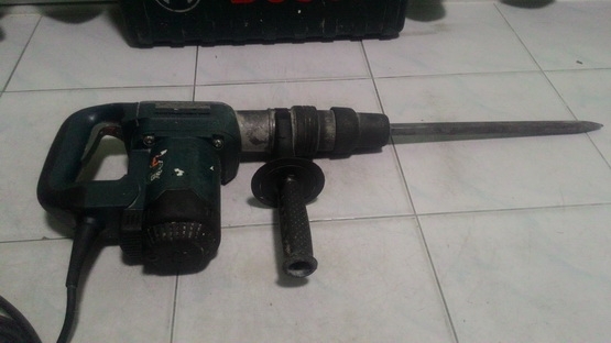 เครื่องสกัดคอนกรีตไฟฟ้า ยี่ห้อ BOSCH รุ่น GSH 388 X  สภาพพร้อมใช้งาน มีกล่องเก็บเรียบร้อยครับ