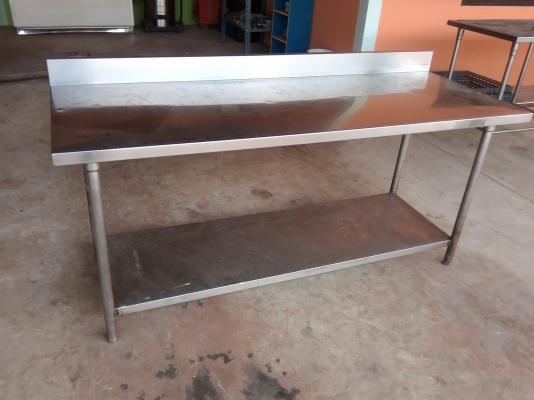 ขาย 6,500 บาท โต๊ะสแตนเลส  มือสอง ครับ