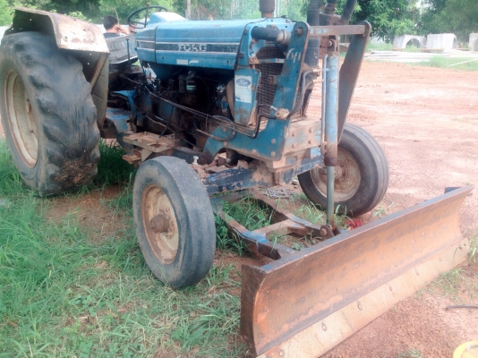 FORD 6610 เพลาเดียว เสื้อลาย อุปกรณ์ครบ มีใบดันหน้า ผานพรวน 7 รถใช้งานได้ดีครับ เครื่องแรงดีสตาร์ทติดง่ายไม่มีปัญหาครับ ระบบเกียร์เดินหน้าถอยหลังเข้าง่ายไม่มีหลุด ช่วงล่างดี ยางสภาพพอใช้ครับขายตามสภาพครับ มีเอกสารอินวอย ราคาต่อรองได้ครับ