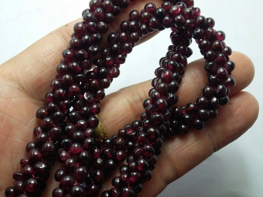 สร้อยคอทับทิมลายเม็ดพริกไทย