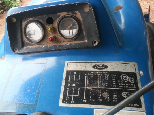 ขายด่วนเลยครับ ฟอร์ด 6600 เสื้อลาย รถพร้อมใช้งานครับ เล่มพร้อมโอนครับ