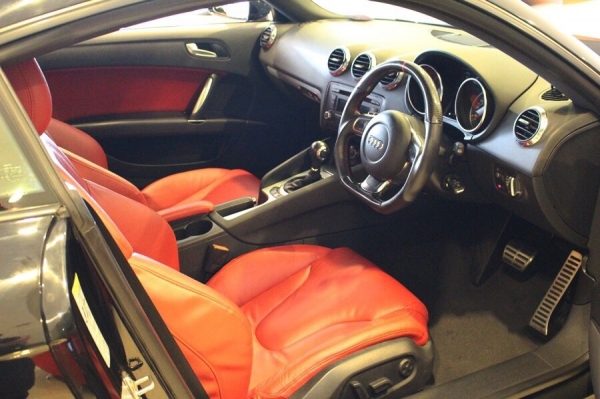 ขาย AUDI TT ปี 2009 สีดำเดิมๆ รถออกศูนย์ยนต์กิจ มือเดี๋ยวออกห้าง ภายในแดงใหม่เอี่ยม พวงมาลัยเคฟล่าตัวแต่ง ล้อ Volk แท้ 19 ยางใหม่ 4 เส้น เบรค Brembo 6 pot ท่อแต่งออก 4 ท่อ รถสภาพสวยมาก ของแต่งเต็ม พร้อมขับหล่อเลย ขายเพียง 1,699,000 ถูกสุดในตลาดเหมือนเดิมค